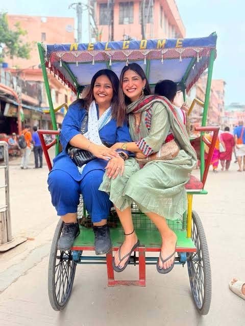 काशी पहुंचीं अहाना कुमरा, बाबा विश्वनाथ के दरबार में टेका माथा; पिता का पुराना घर देख भावुक हुईं अभिनेत्री