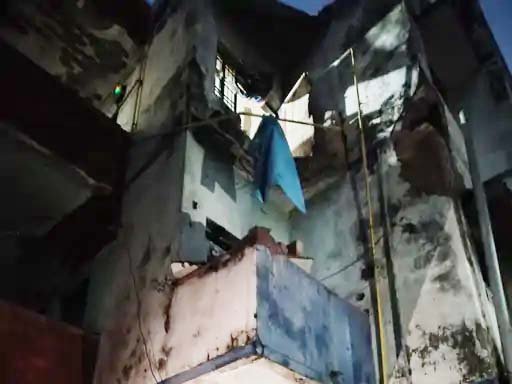 वाराणसी में जर्जर छज्जा गिरने से अधेड़ की मौत : कपड़े सुखाने छत पर गया था, तीसरी मंजिल का हिस्सा टूटकर दूसरी मंजिल पर गिरा
