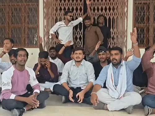 रिजल्ट में गड़बड़ी के विरोध में छात्रों का प्रदर्शन, परीक्षा देने के बाद भी कई को दिखाया अनुपस्थित