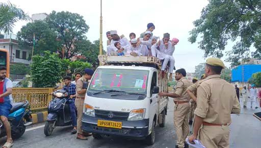 बारावफात जुलूस में फर्जी पास वाली गाड़ियों पर पुलिस की सख्ती, ब्रॉडवे होटल के पास चेकिंग में कई वाहन रोके