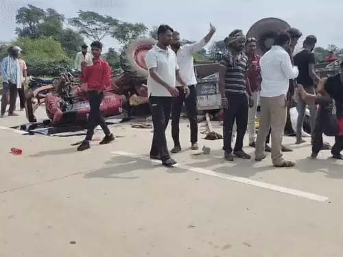 प्रयागराज में मजदूरों से भरी ट्रैक्टर-ट्रॉली पलटी, दो महिलाओं की मौत; 20 घाय