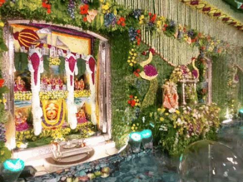 त्रिदेव मंदिर में सजा वृंदावन का फूल बंगला, बर्फीली नगरी सा दिखा मंदिर परिसर