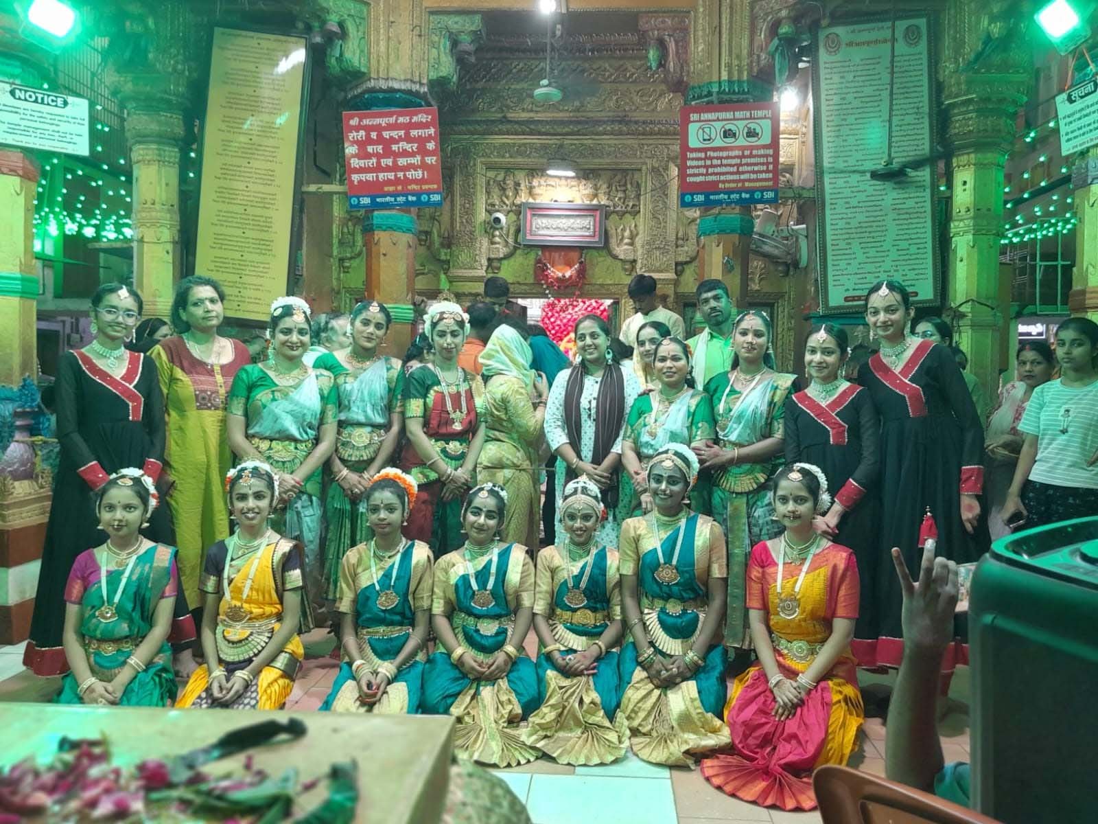 मां अन्नपूर्णा दरबार में कर्नाटक की कलाकारों ने पेश किया नृत्य