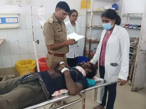 वाराणसी में रिक्शा चालक ने ब्लेड से गर्दन काटी, गंभीर हालत में ट्रॉमा सेंटर रेफर