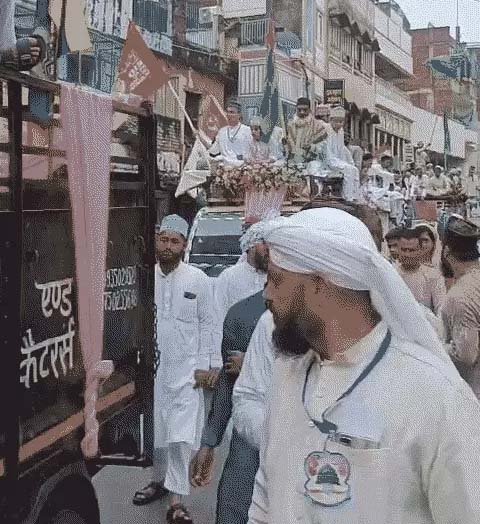 वाराणसी में ईद मिलादुन्नबी पर निकला भव्य जुलूस, 1500 की जगह 100 वाहनों को मिली अनुमति
