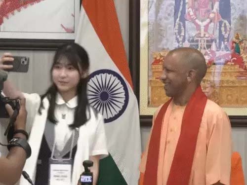 जापानी छात्रों से मिले सीएम योगी, ‘ओहायो गोजाइमासु’ से किया स्वागत