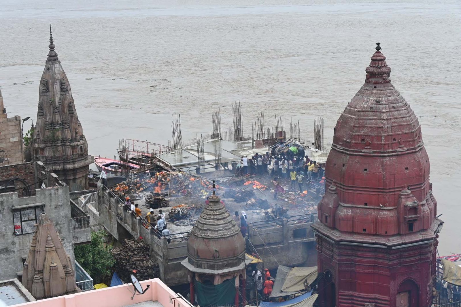 वाराणसी में तेजी से बढ़ रहा गंगा का जलस्तर, 69.04 मीटर पहुंचा पानी; घाटों पर बढ़ी प्रशासन की निगरानी