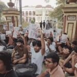 बीएचयू के बिरला-ए हॉस्टल में अव्यवस्थाओं के खिलाफ छात्रों का धरना, किताब-कपड़े लेकर बैठे