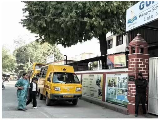 स्कूल बस से स्कॉर्पियो की टक्कर के बाद कंडक्टर व ट्रांसपोर्ट इंचार्ज के अपहरण का आरोप, 7,200 रुपये वसूलने का मुकदमा
