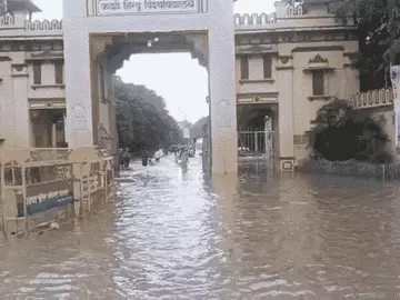 बीएचयू अस्पताल में बारिश बनी मरीजों की मुसीबत, कमर तक पानी में डूबे रास्ते; इलाज कराने पहुंचे लोग लौटे