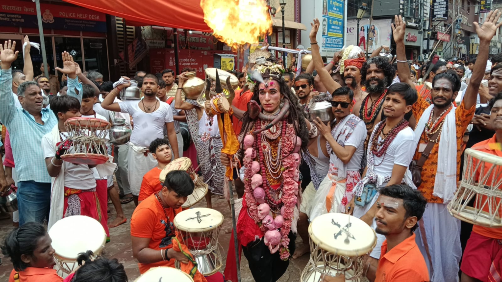 94 वर्षों से चली आ रही परम्परा का भव्य निर्वहन, हजारों श्रद्धालुओं के साथ निकली ऐतिहासिक जलाभिषेक शोभायात्रा