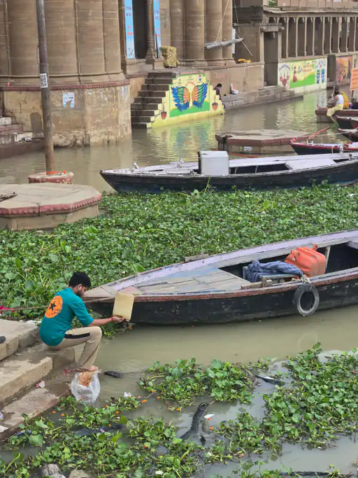 सावन में बदला वाराणसी का मौसम, बूंदाबांदी के बीच बढ़ी उमस; गंगा का जलस्तर फिर चढ़ा, नौकाओं पर रोक