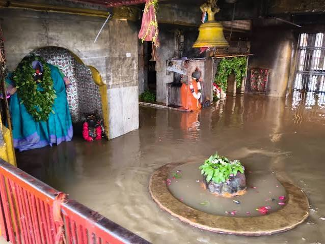 वाराणसी में गंगा का जलस्तर बढ़ा, शीतला मंदिर तक पहुंचा बाढ़ का पानी; वरुणा भी उफनी