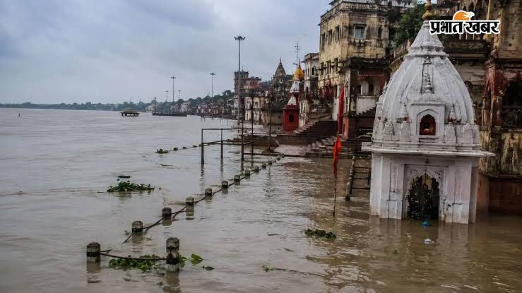 वाराणसी में गंगा का जलस्तर बढ़ा, शीतला मंदिर तक पहुंचा बाढ़ का पानी; वरुणा भी उफनी