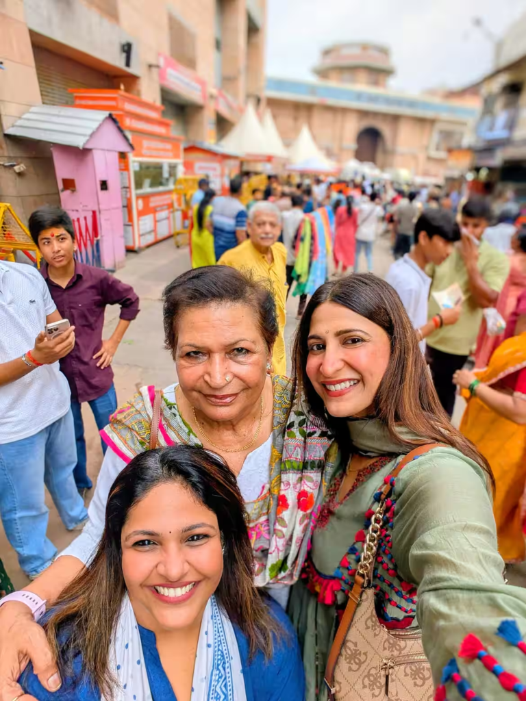 काशी पहुंचीं अहाना कुमरा, बाबा विश्वनाथ के दरबार में टेका माथा; पिता का पुराना घर देख भावुक हुईं अभिनेत्री