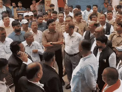 वाराणसी में 2 अवैध गेस्ट हाउस सील: कैंट स्टेशन के सामने विजयानगरम मार्केट में कार्रवाई, दुकान के ऊपर बिना अनुमति बना था निर्माण