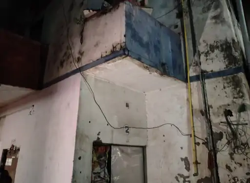वाराणसी में जर्जर छज्जा गिरने से अधेड़ की मौत : कपड़े सुखाने छत पर गया था, तीसरी मंजिल का हिस्सा टूटकर दूसरी मंजिल पर गिरा