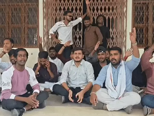 रिजल्ट में गड़बड़ी के विरोध में छात्रों का प्रदर्शन, परीक्षा देने के बाद भी कई को दिखाया अनुपस्थित