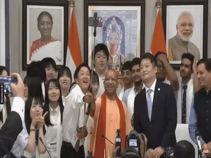 जापानी छात्रों से मिले सीएम योगी, ‘ओहायो गोजाइमासु’ से किया स्वागत