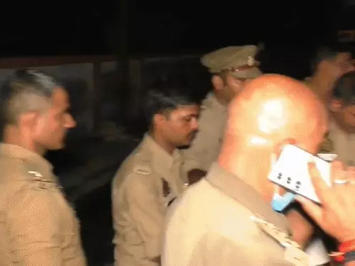 वाराणसी में दोस्त ही निकले हत्यारे! पहले साथ बैठकर पी शराब, फिर रॉड से पीटा और रेत दिया गला; शव को गोबर में दबाया