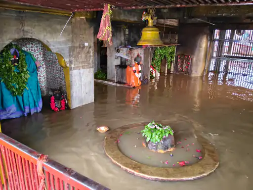 वाराणसी में तेजी से बढ़ रहा गंगा का जलस्तर, 69.04 मीटर पहुंचा पानी; घाटों पर बढ़ी प्रशासन की निगरानी