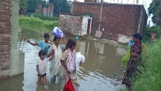 वाराणसी में तेजी से बढ़ रहा गंगा का जलस्तर, 69.04 मीटर पहुंचा पानी; घाटों पर बढ़ी प्रशासन की निगरानी