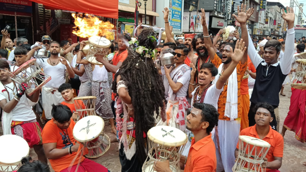 94 वर्षों से चली आ रही परम्परा का भव्य निर्वहन, हजारों श्रद्धालुओं के साथ निकली ऐतिहासिक जलाभिषेक शोभायात्रा