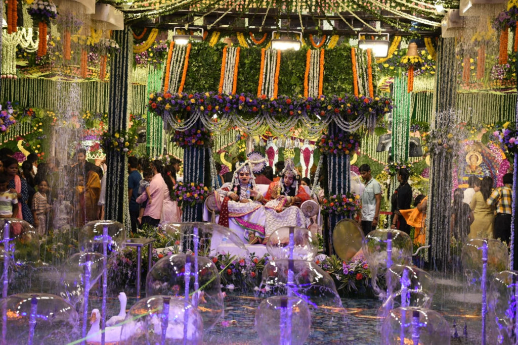 त्रिदेव मंदिर में सजा वृंदावन का फूल बंगला, बर्फीली नगरी सा दिखा मंदिर परिसर