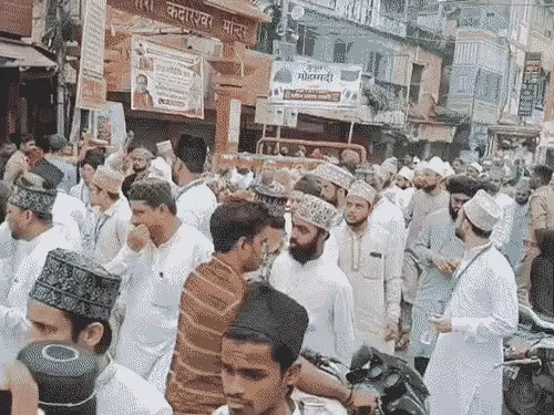 वाराणसी में ईद मिलादुन्नबी पर निकला भव्य जुलूस, 1500 की जगह 100 वाहनों को मिली अनुमति
