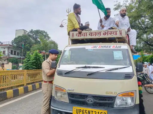 बारावफात जुलूस में फर्जी पास वाली गाड़ियों पर पुलिस की सख्ती, ब्रॉडवे होटल के पास चेकिंग में कई वाहन रोके