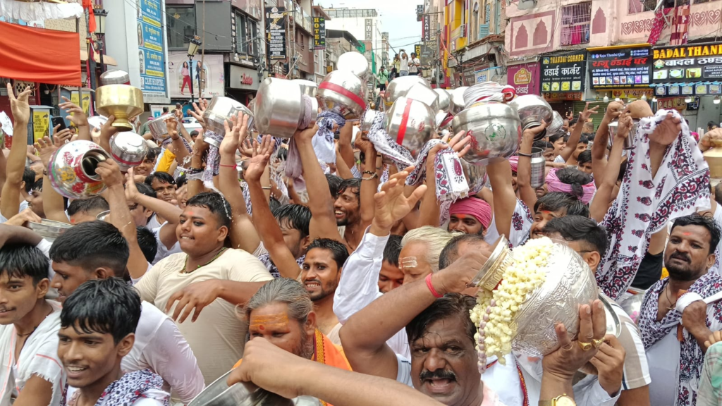 94 वर्षों से चली आ रही परम्परा का भव्य निर्वहन, हजारों श्रद्धालुओं के साथ निकली ऐतिहासिक जलाभिषेक शोभायात्रा