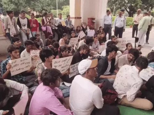 बीएचयू में BFA प्रवेश परीक्षा की मार्किंग को लेकर छात्रों का प्रदर्शन, केंद्रीय कार्यालय पर हुआ हंगामा