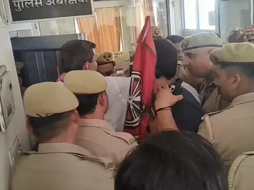 अखिलेश यादव के खिलाफ पोस्टर से गरमाई सियासत, तीन जिलों में सपाइयों का प्रदर्शन