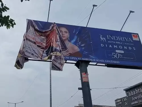 अखिलेश यादव के खिलाफ पोस्टर से गरमाई सियासत, तीन जिलों में सपाइयों का प्रदर्शन