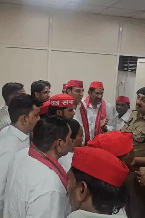 अखिलेश यादव के खिलाफ पोस्टर से गरमाई सियासत, तीन जिलों में सपाइयों का प्रदर्शन