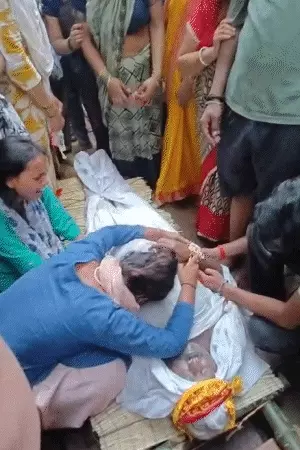 राखी से 3 दिन पहले भाई की मौत, अंतिम विदाई में बहनों ने शव को बांधी राखी; बोलीं- हर साल गिफ्ट देता था, इस बार जिंदगीभर का दर्द दे गया