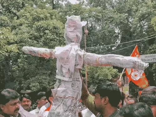 वाराणसी में पप्पू यादव के खिलाफ प्रदर्शन, पुतला दहन कर कार्रवाई की उठाई मांग
