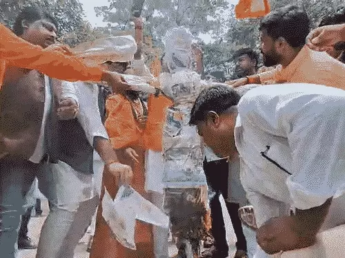 वाराणसी में पप्पू यादव के खिलाफ प्रदर्शन, पुतला दहन कर कार्रवाई की उठाई मांग