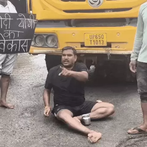 वाराणसी में जलभराव के खिलाफ अनोखा प्रदर्शन, सपा नेता ने सड़क पर भरे पानी में किया स्नान