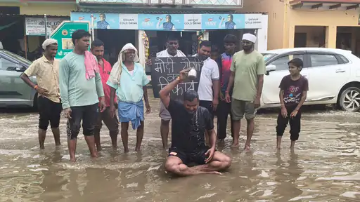 वाराणसी में जलभराव के खिलाफ अनोखा प्रदर्शन, सपा नेता ने सड़क पर भरे पानी में किया स्नान