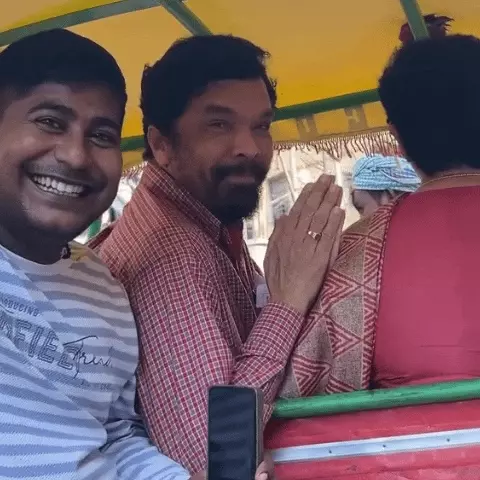 पत्नी के साथ काशी पहुंचे अभिनेता पोसानी कृष्णा मुरली, रिक्शे पर घूमीं बनारस की गलियां; खरीदी बनारसी साड़ी