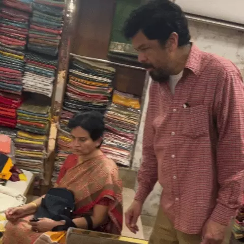 पत्नी के साथ काशी पहुंचे अभिनेता पोसानी कृष्णा मुरली, रिक्शे पर घूमीं बनारस की गलियां; खरीदी बनारसी साड़ी
