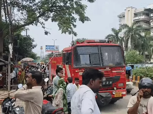 पांच मंजिला नवोदय अस्पताल में लगी आग, मची अफरा-तफरी; गोद में नवजात और स्ट्रेचर पर मरीजों को लेकर बाहर भागे परिजन