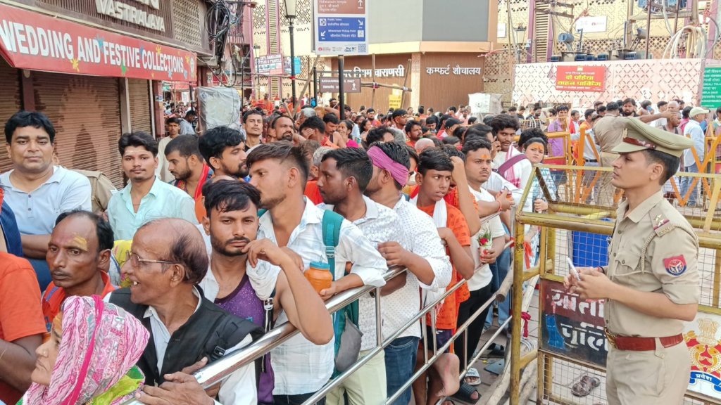 सावन के प्रथम सोमवार पर काशी में उमड़ा आस्था का सैलाब, लाखों श्रद्धालुओं ने किए बाबा विश्वनाथ के दर्शन