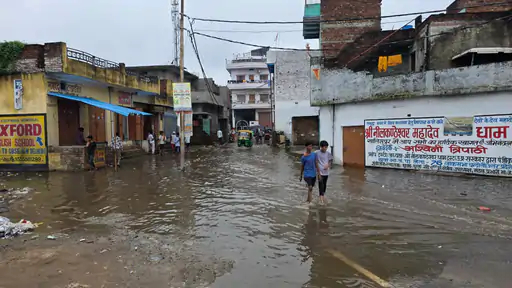 काशी में गंगा का रौद्र रूप, 69.94 मीटर पहुंचा जलस्तर; घाटों का संपर्क टूटा, वरुणा किनारे भी बढ़ा बाढ़ का खतरा