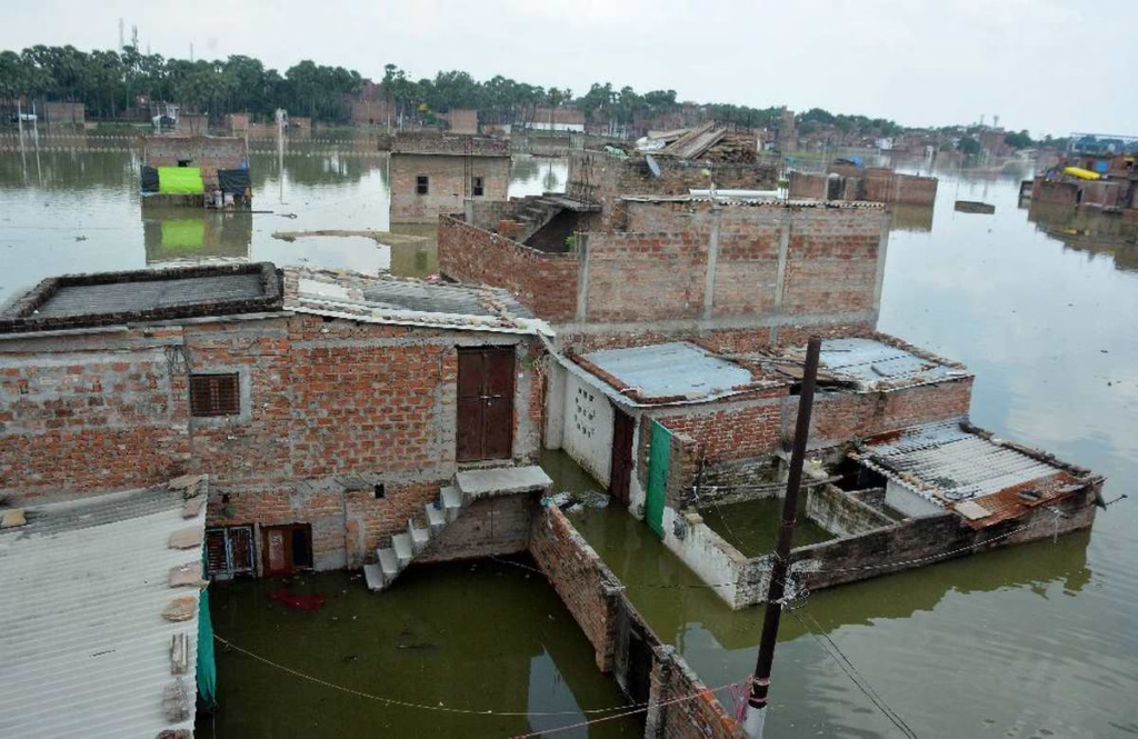 काशी में गंगा का रौद्र रूप, 69.94 मीटर पहुंचा जलस्तर; घाटों का संपर्क टूटा, वरुणा किनारे भी बढ़ा बाढ़ का खतरा