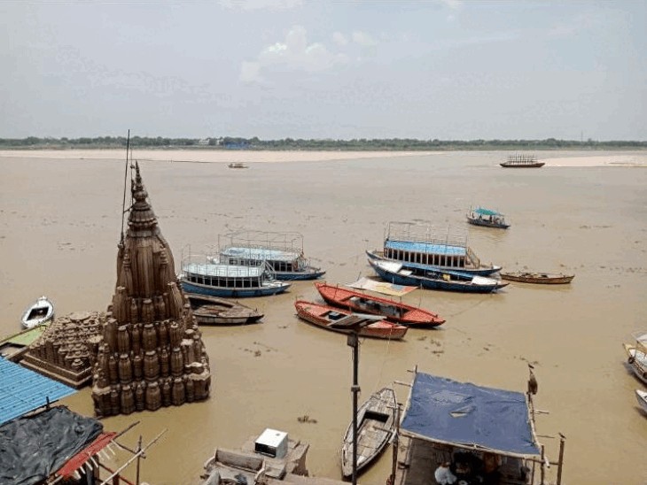 काशी में गंगा का रौद्र रूप, 69.94 मीटर पहुंचा जलस्तर; घाटों का संपर्क टूटा, वरुणा किनारे भी बढ़ा बाढ़ का खतरा