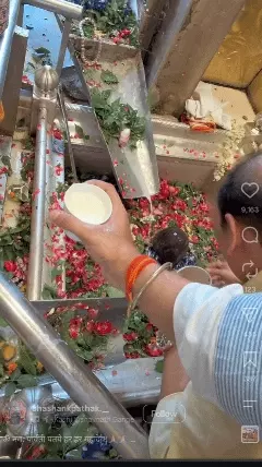 कैमरा लगे स्मार्ट चश्मे के साथ काशी विश्वनाथ मंदिर के गर्भगृह तक पहुंचा युवक, जलाभिषेक का वीडियो किया रिकॉर्ड