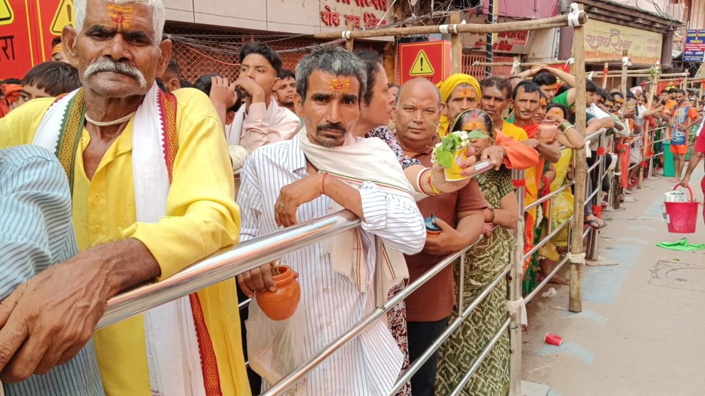 सावन के प्रथम सोमवार पर काशी में उमड़ा आस्था का सैलाब, लाखों श्रद्धालुओं ने किए बाबा विश्वनाथ के दर्शन