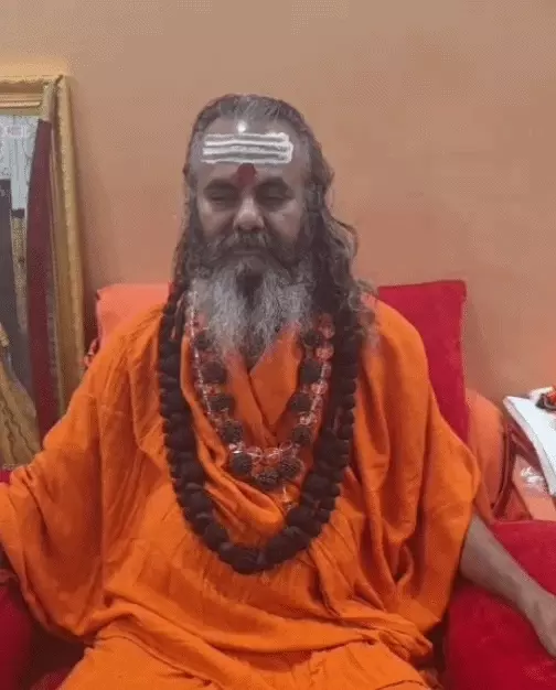संसद परिसर में भगवा वस्त्र पहनकर प्रदर्शन पर बढ़ा विवाद, काशी के संतों और अधिवक्ताओं ने जताई आपत्ति